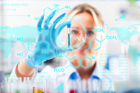 科学化研究实验室中保护眼镜和手套检查试管中年轻有吸引力的女科学家该试验管配有红色液体样本物质探测器具有未来科学空气界面与化学公式图片