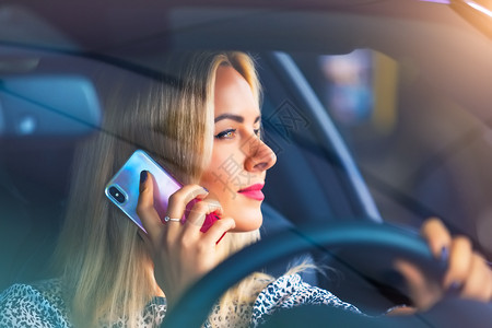 年轻女司机在现代豪华汽车上通过电话说图片