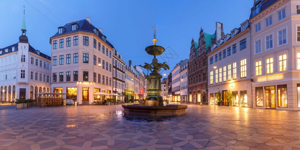 Amagertorv广场上的斯托克不老泉清晨蓝色时间的Stroget街哥本哈根丹麦首都图片