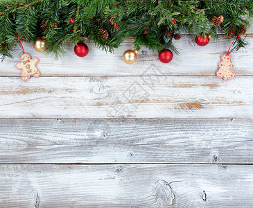 圣诞长绿树的顶端边界还有白生木上的其他节日装饰品图片