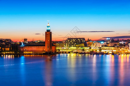 瑞典斯德哥尔摩老城GamlaStan建筑码头和市政厅夏季风景夜全图片