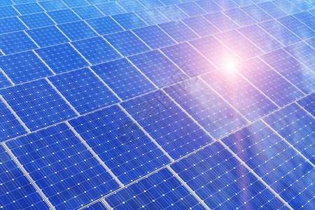 具有创意的太阳能发电技术替代能源和环境保护生态商业概念3D为太阳能电池板与蓝天和太阳光相对的能电池板群图片