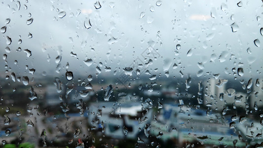 下雨时水滴在玻璃上图片