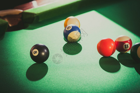 绿色桌上的Billiard球池游戏盘桌上的Snooker球图片