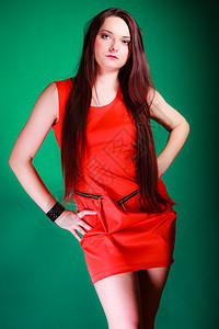 盛会庆典和日期概念迷人的年轻白发女郎穿着绿色背景的红衣工作室拍的图片