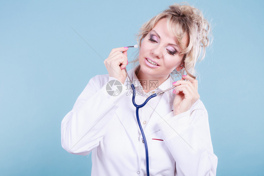 医学检查概念有听诊器心跳的儿科医生有专业疗工具的女生有听诊器的女