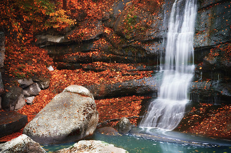 秋天的瀑布流自然构成图片