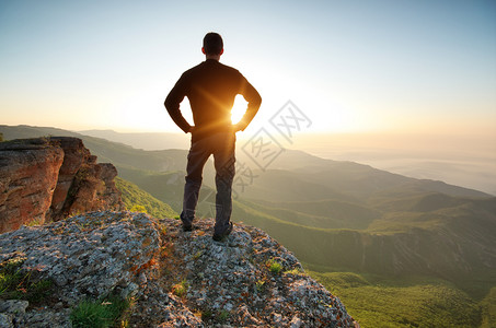 人类在山顶概念场景图片