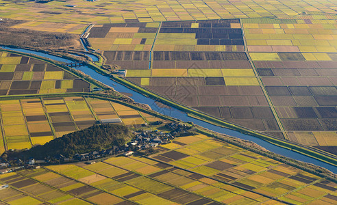 春季日本农村田的空中景象农村地区稻田形态自然质地背景图片