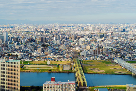 东京公寓和一座城市背景桥梁的空中视图亚洲智能城市住宅区有河流中午建筑物图片