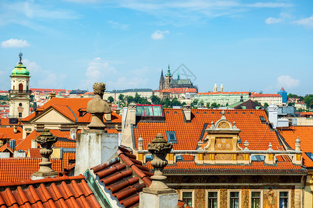布拉格夏日的圣殿堂和红屋顶图片