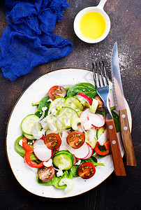 沙拉餐桌上盘子新鲜蔬菜图片