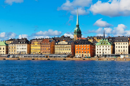 瑞典斯德哥尔摩老城GamlaStan码头和天线美丽的夏日风景图片