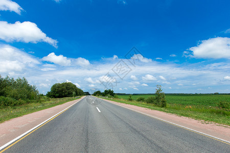 穿越绿地和青蓝天空的云夏日图片