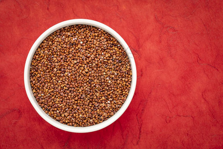 免费的红quinoa谷物一个小玻璃碗的顶部视图背景图片