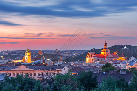 在日出时Bleak山维尔纽斯立陶宛波罗的海各州Gediminas城堡塔教堂和三个对旧城进行空中观察图片