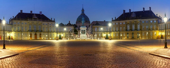 Amalienborg宫广场和Amalienborg宫全景雕像是丹麦首都哥本哈根的FrederickV丹麦首都哥本哈根图片