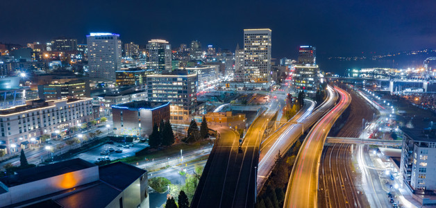 在华盛顿塔科马市中心高速公路和建筑物上空的夜间中观察图片
