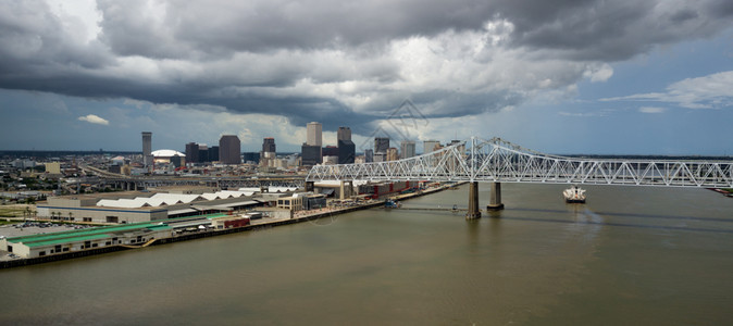 密西比河轻流过市中心的新奥尔良路易斯安那州图片