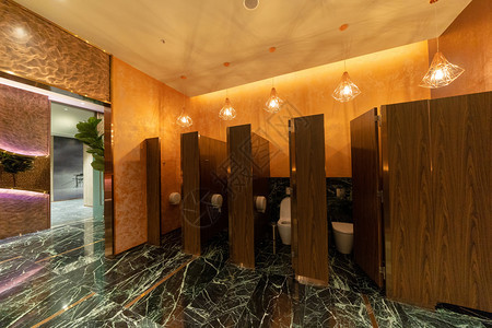 公共厕所男子在餐馆旅或商场的洗手间厕所门空室内装饰设计背景图片