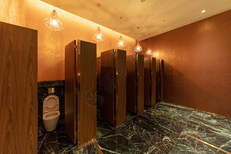 公共厕所男子在餐馆旅或商场的洗手间厕所门空室内装饰设计图片
