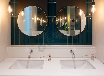 现代大理石陶瓷洗盆在公共厕所餐厅或旅馆购物中心厕所室内装饰设计图片