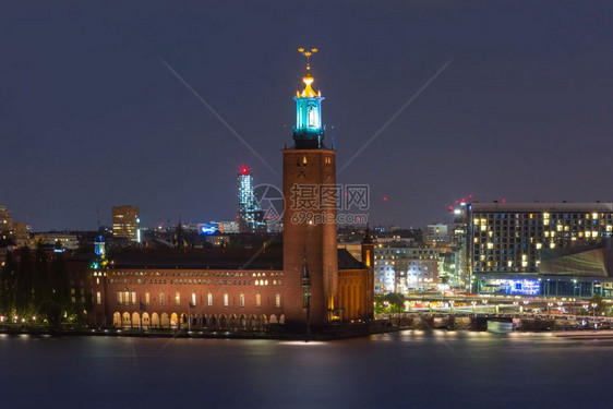 斯德哥尔摩市政厅或晚上在瑞典首都斯德哥尔摩老城的Stadshuset晚上在瑞典斯德哥尔摩的市政厅图片