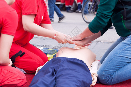急救和CPR培训课程图片