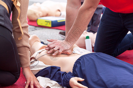 使用自动外部去纤颤器装置的CPR课程AED背景图片