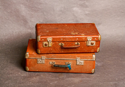 旧式红发老的关闭灰色背景的手提箱旧式红皮图片