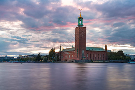 斯德哥尔摩市政厅或日落时在瑞典首都斯德哥尔摩老城的Stadshuset图片