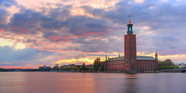 斯德哥尔摩市政厅全景或日落时在瑞典首都斯德哥尔摩老城的Stadshuset市的Stadshuset图片