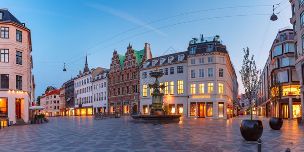 Amadertorv广场全景清晨蓝色时间的Stroget街哥本哈根丹麦首都图片