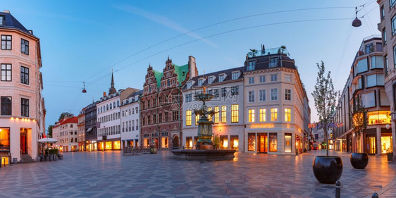 Amadertorv广场全景清晨蓝色时间的Stroget街哥本哈根丹麦首都图片