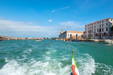 威尼斯市景从大运河的汽艇上图片
