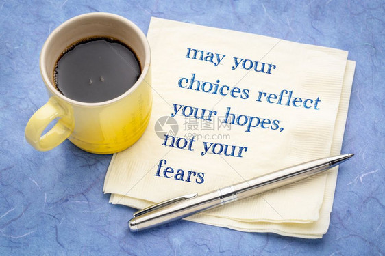 愿你的选择能反映希望而不是恐惧用咖啡杯在餐巾纸上的笔迹而不是恐惧图片