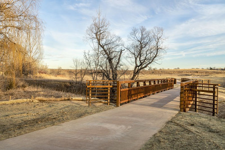 在科罗拉多北部福西尔溪沿FosilCreek沿科罗拉多北部FortCollins堡农村街区新建的自行车小道典型的冬季风景没有雪图片