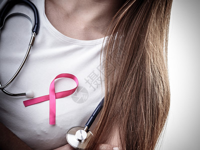 预防癌症保健医药和乳腺癌认识概念关闭妇女胸腔上的粉色章丝带以支持乳腺癌病因背景