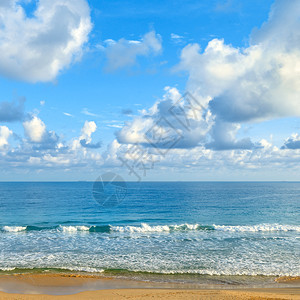 海边晴朗的阳光明媚黄沙和蓝海在天空背景图片