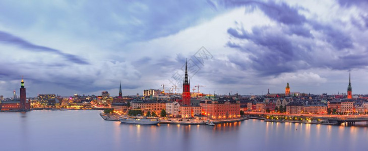 瑞典首都斯德哥尔摩老城RiddarholmenGamlaStan的风光全景瑞典首都斯德哥尔摩晚上图片