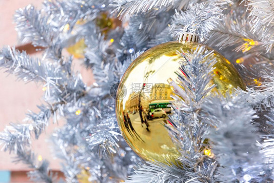 法国巴黎的圣诞金闪亮球在法国巴黎的圣诞节装饰街巴黎的金光闪亮球在法国巴黎的金光闪亮球图片