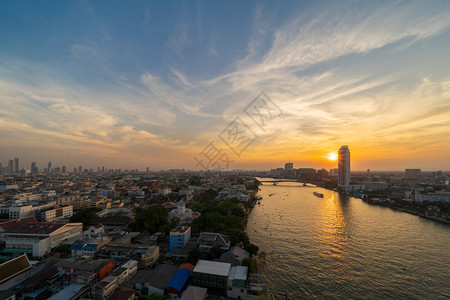 泰国曼谷市中心亚洲智能城市的金融区和商业中心日落时天梯和高楼建筑图片