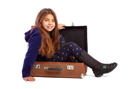 穿鞋的小女孩爬进一个懒惰的手提箱图片