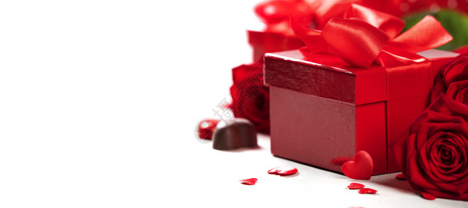 ValentierDay概念在木制背景的Valentines礼物盒上戴红弓的礼物与生锈背景的红色讽刺丝带弓捆绑在一起木制背景上戴图片