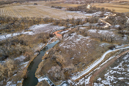 科罗拉多东部农田和BigThompsonRiver在与南普拉特河交汇处上空中观察冬季黄昏图片