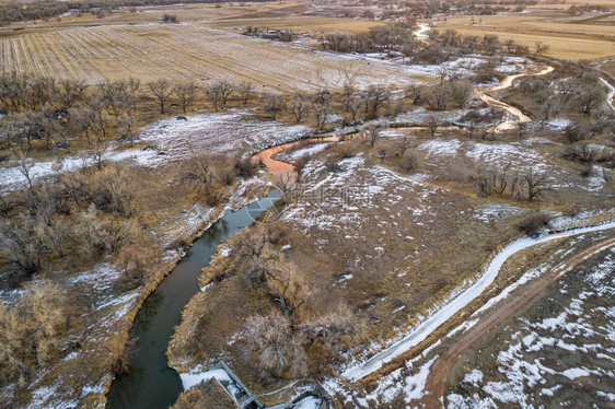 科罗拉多东部农田和BigThompsonRiver在与南普拉特河交汇处上空中观察冬季黄昏图片