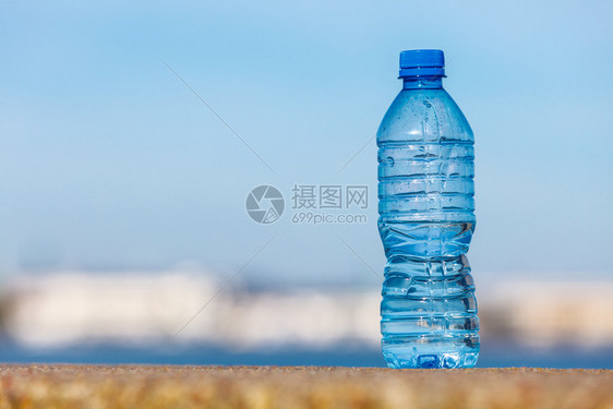 水塑料瓶子在海边无人出水塑料瓶在边图片