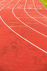 学校体育场体育场的红色赛跑道背景