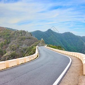 特纳里夫山上的清空流线高速公路地方高清图片素材