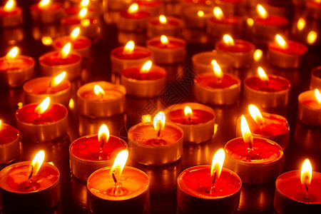 许多烧着的教堂蜡烛图片